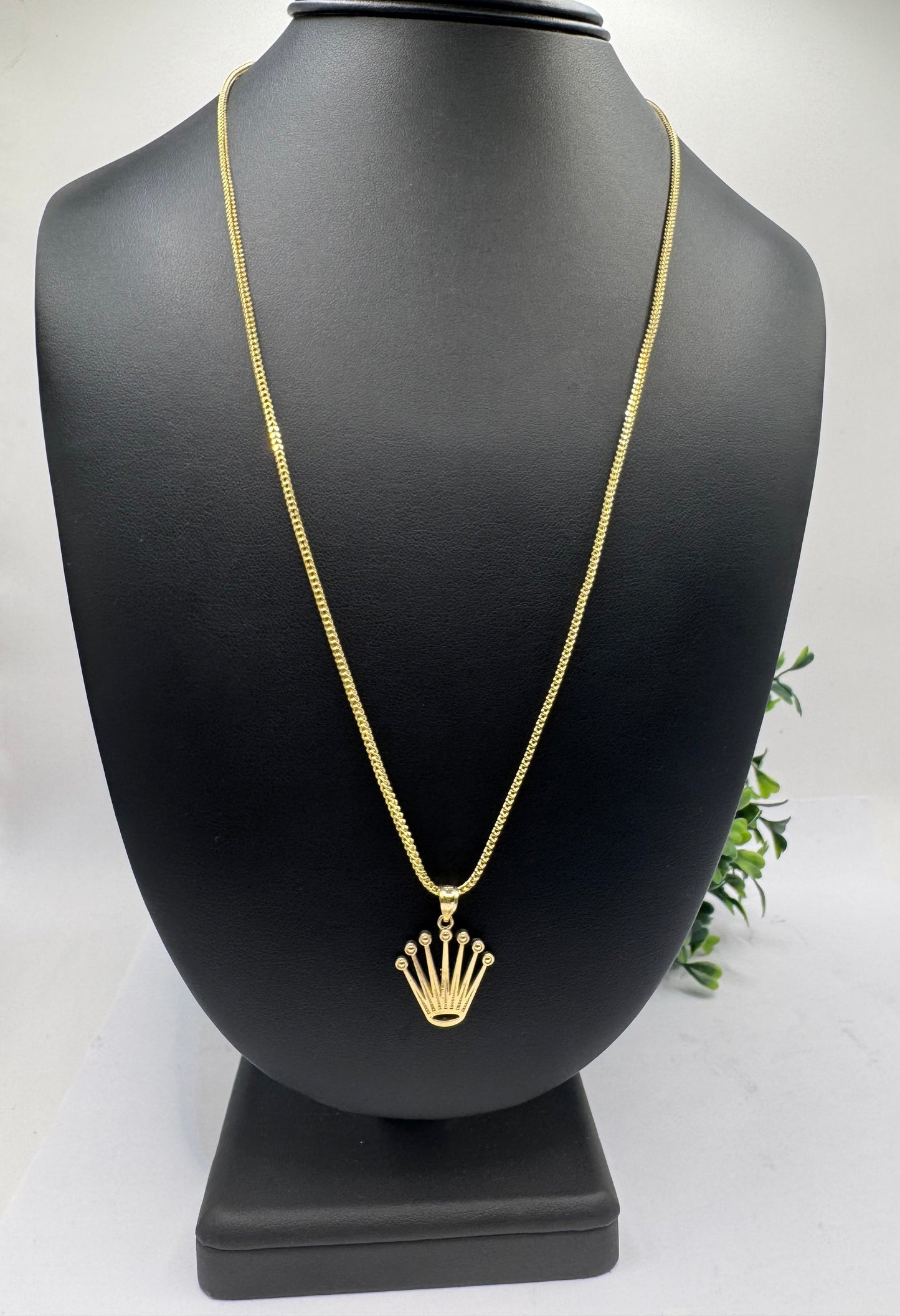 Cadena franco y dije corona.