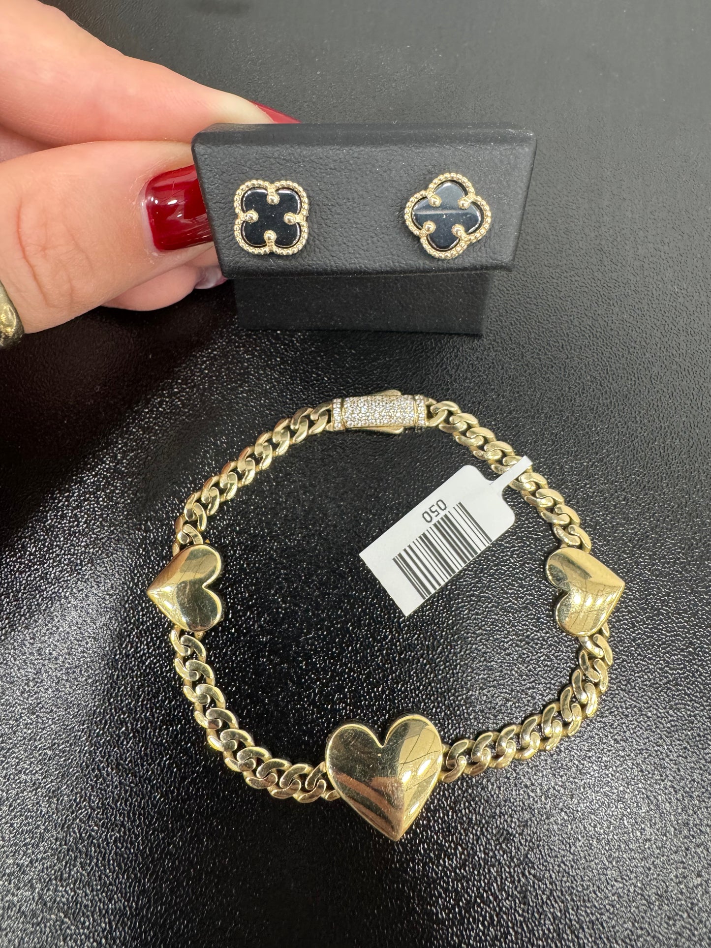 Pulsera y aretes.