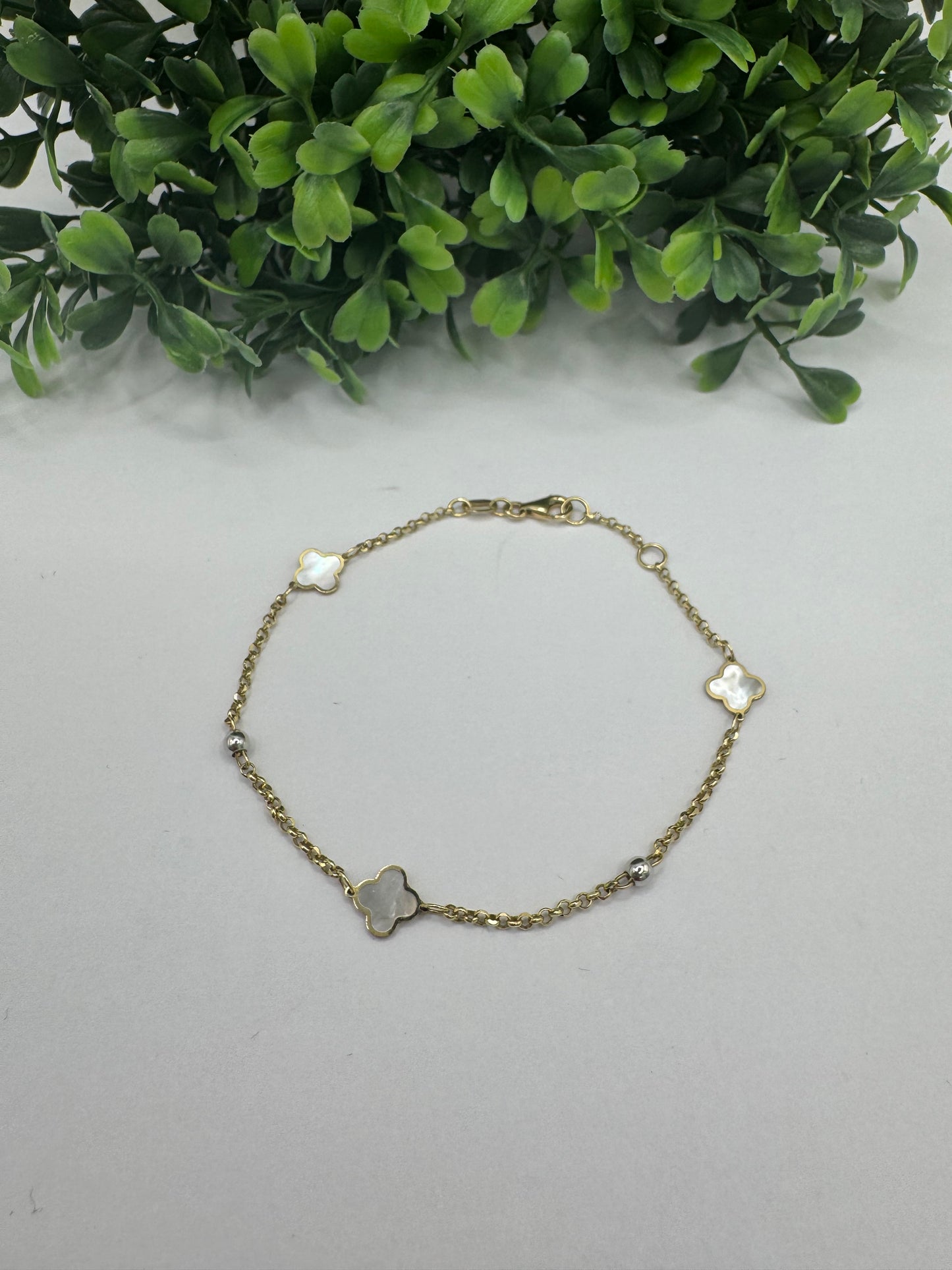 Pulsera rolo y clover madre perla.