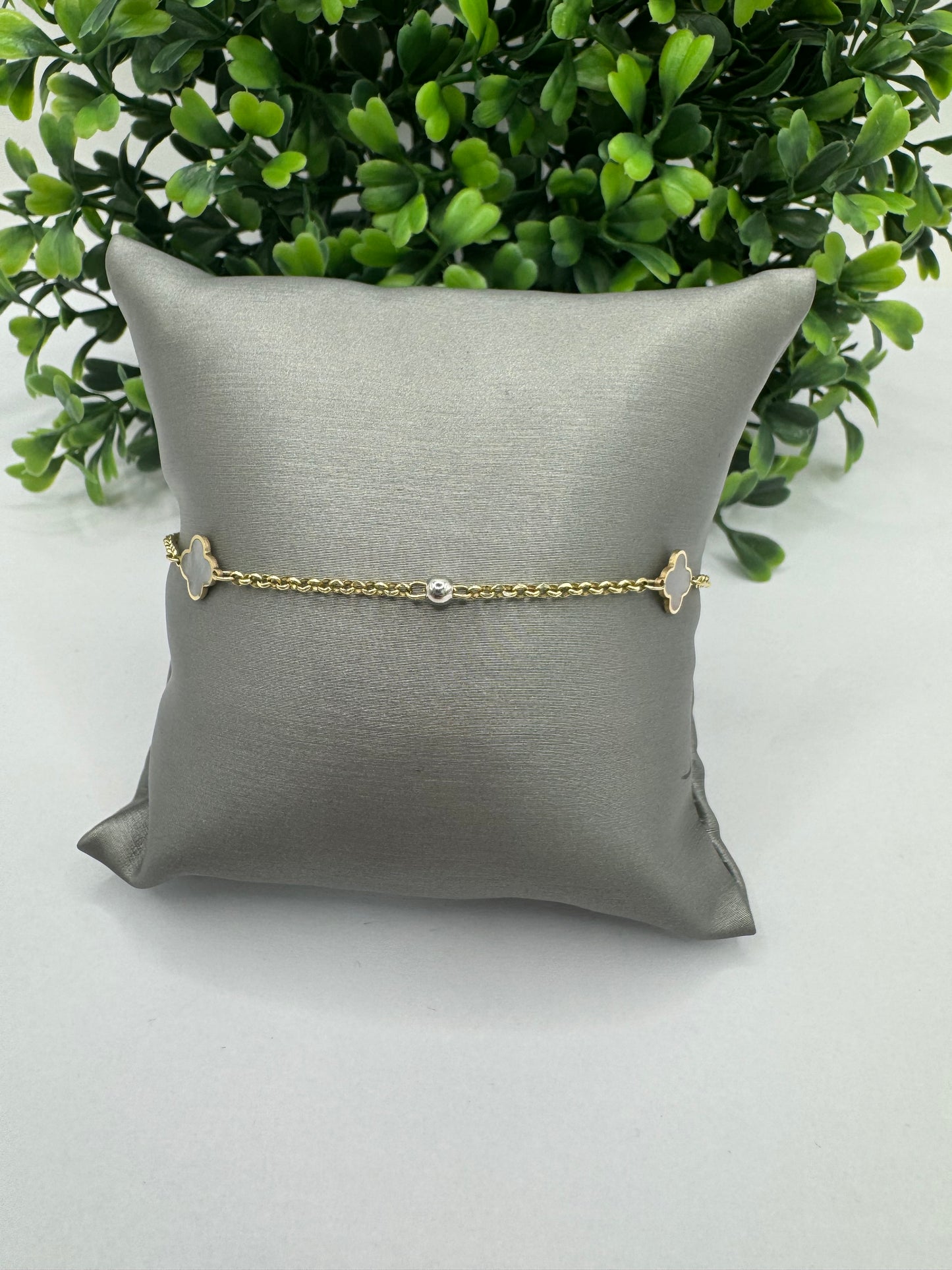 Pulsera rolo y clover madre perla.