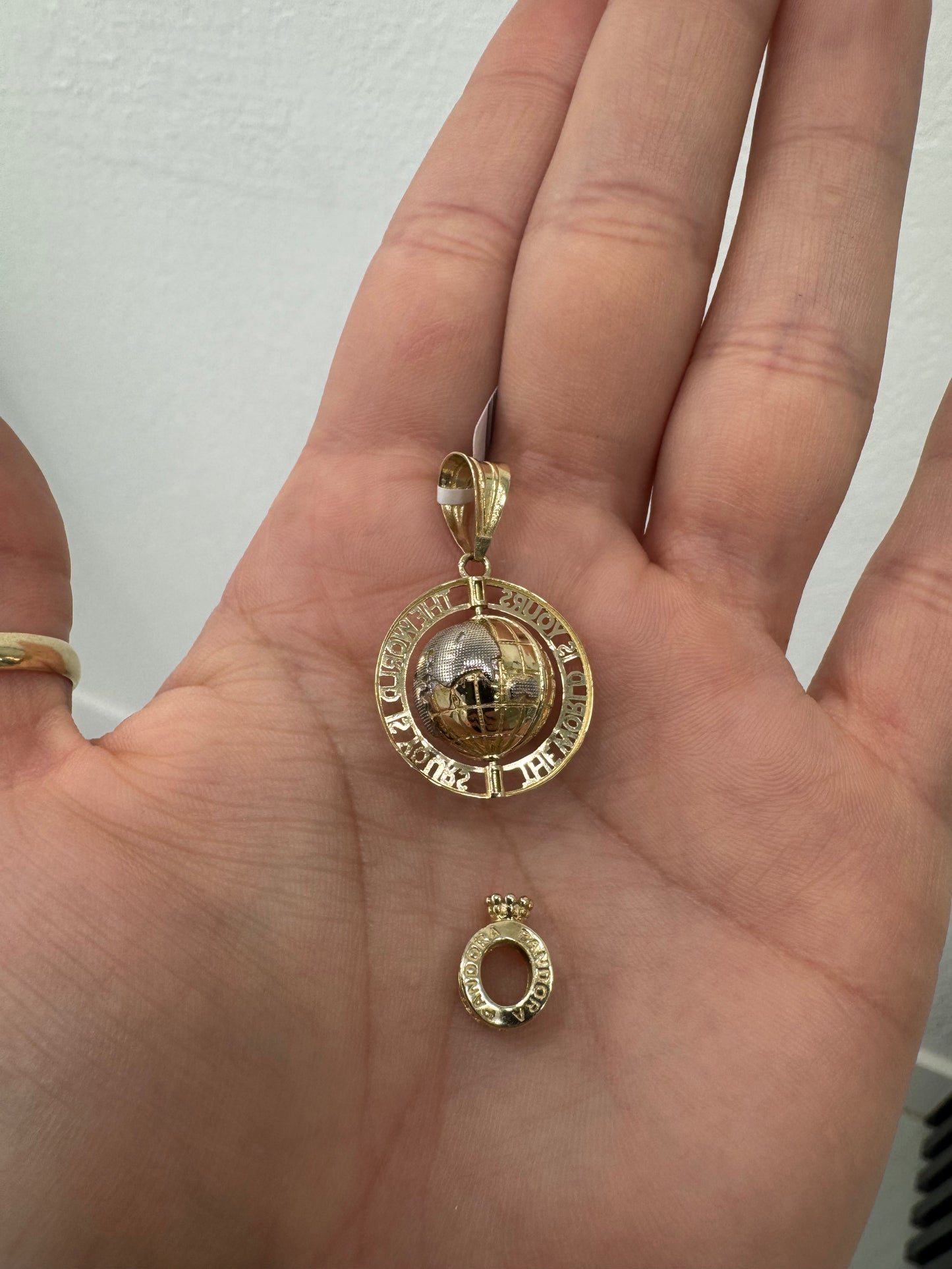 Dije del mundo y charms