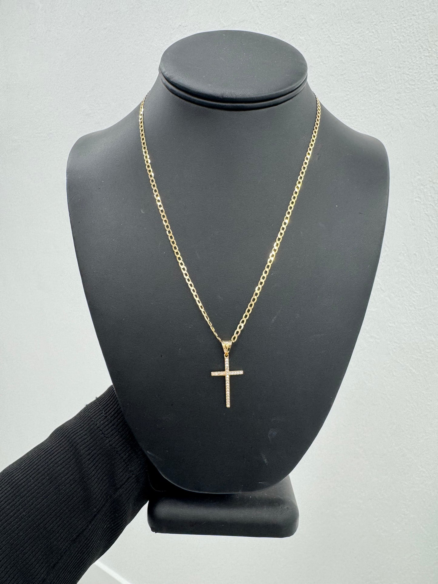 Cadena con cruz.