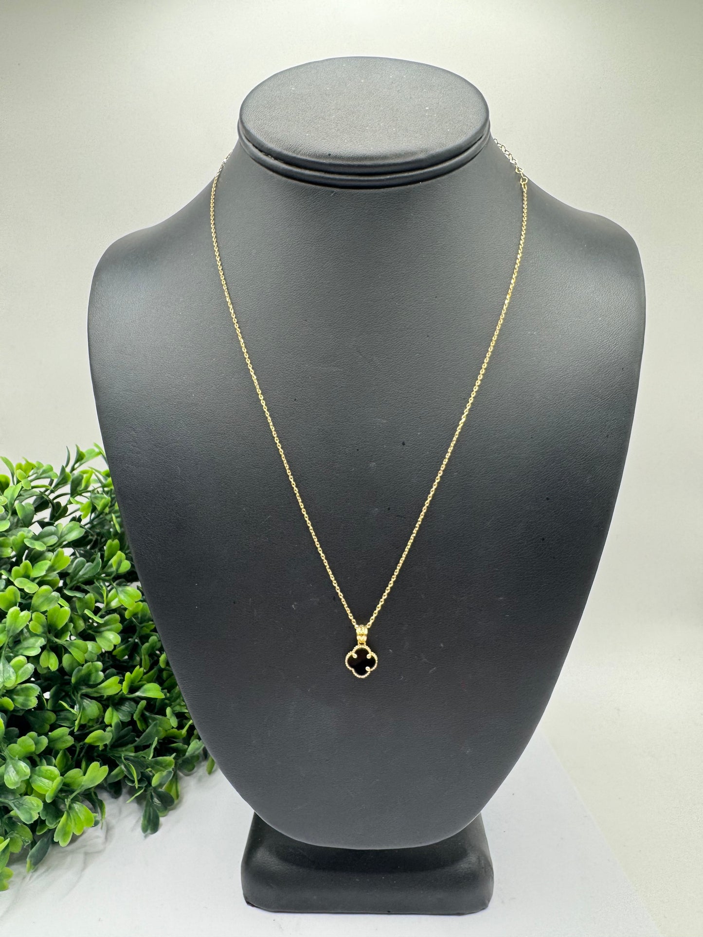 Cadena clover oscura