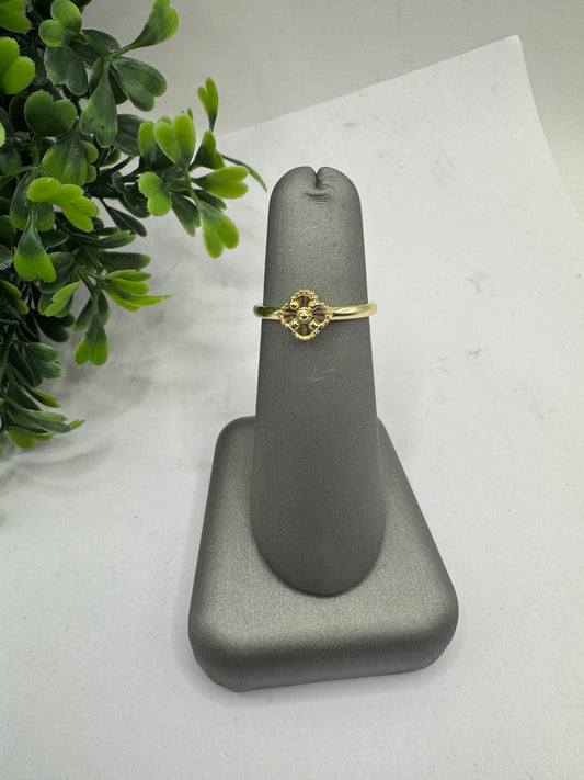 Anillo clover dorado.
